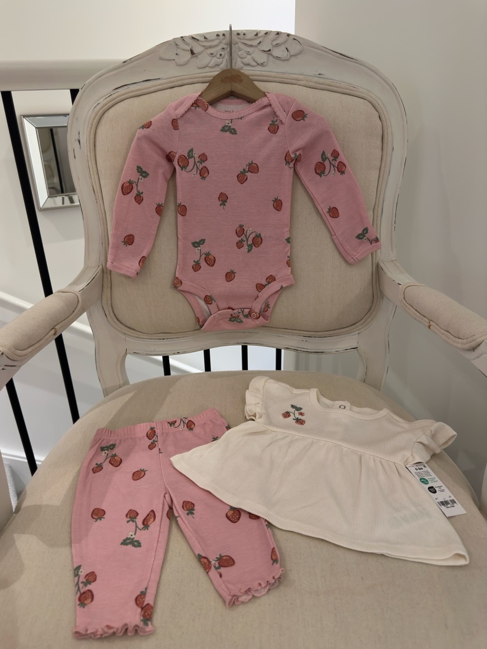 🤍 0~3 Mth Strawberry Print Baby Bodysuit, Leggings & Ruffle Top 3 Piece Set NWT